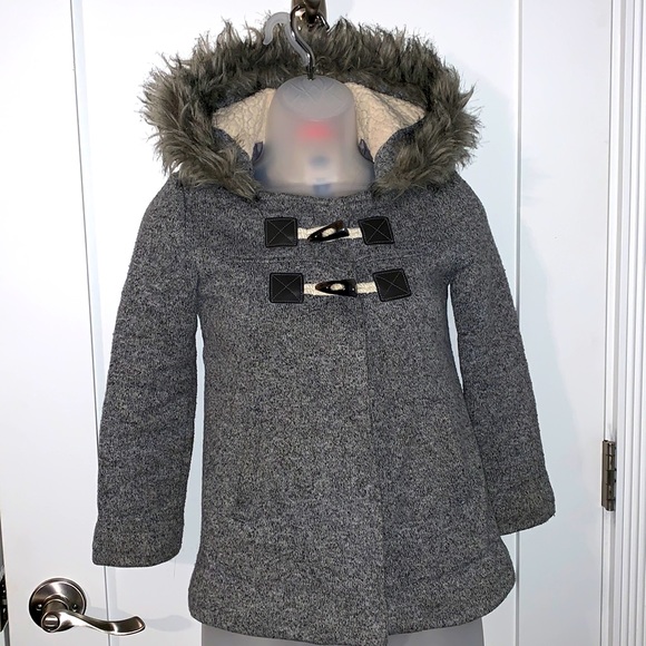 Girls Old Navy Gray Faux Fur Jacket, Size 6/7 - Picture 2 of 6